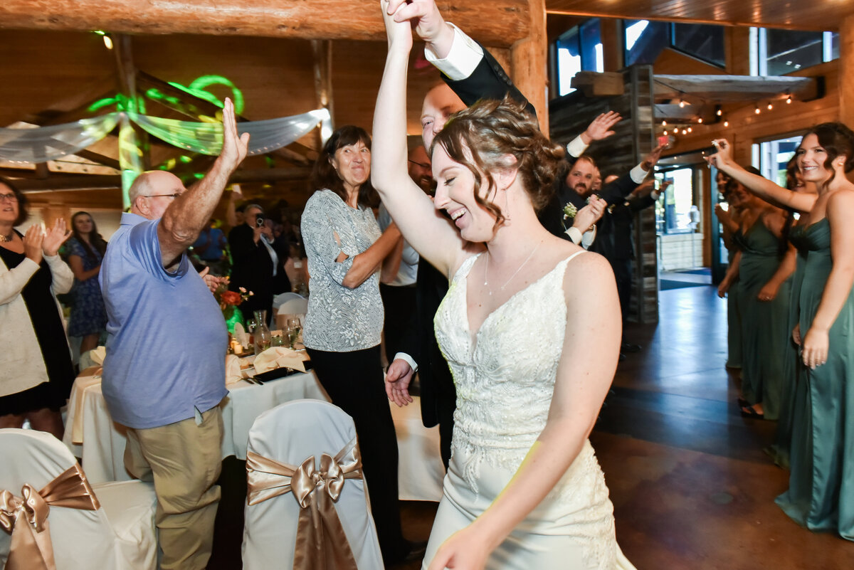 4307-Wedding at The Grands at Mulligans in Sartell Minnesota- Wedding Photographer Nicole Hollenkamp