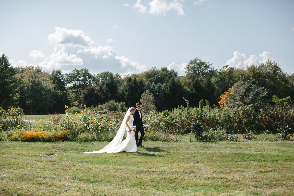 winvian-litchfield-wedding-couple-field