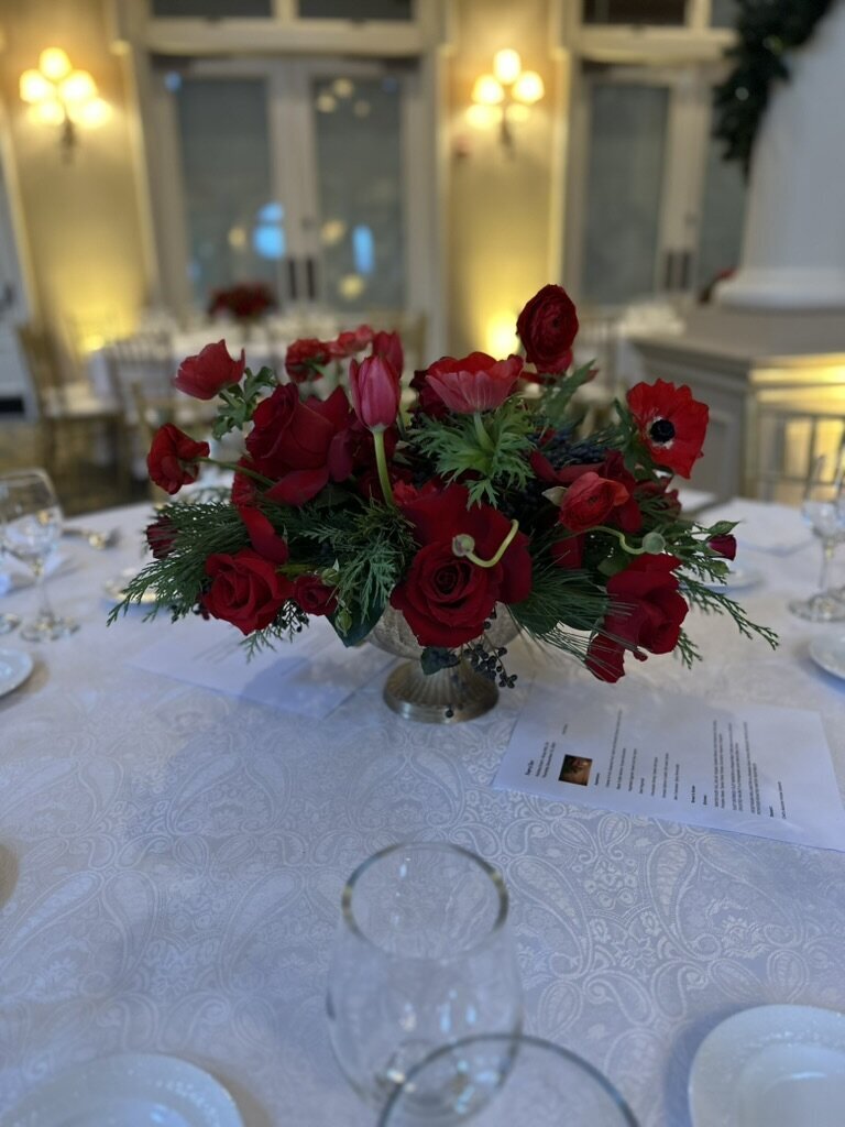 red arrangement, white linens, red flowers, country club, ruby hill golf clourse