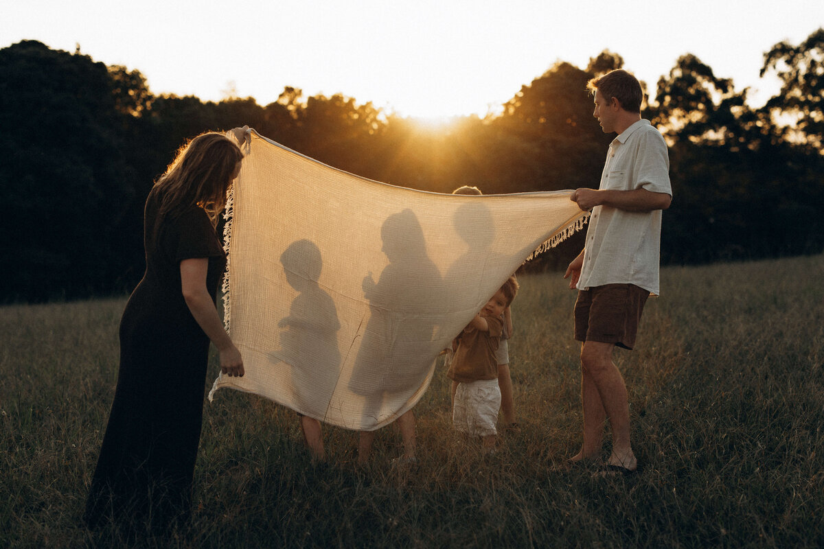 sunset-family-connection-photo-sunshine-coast-playful-shadows