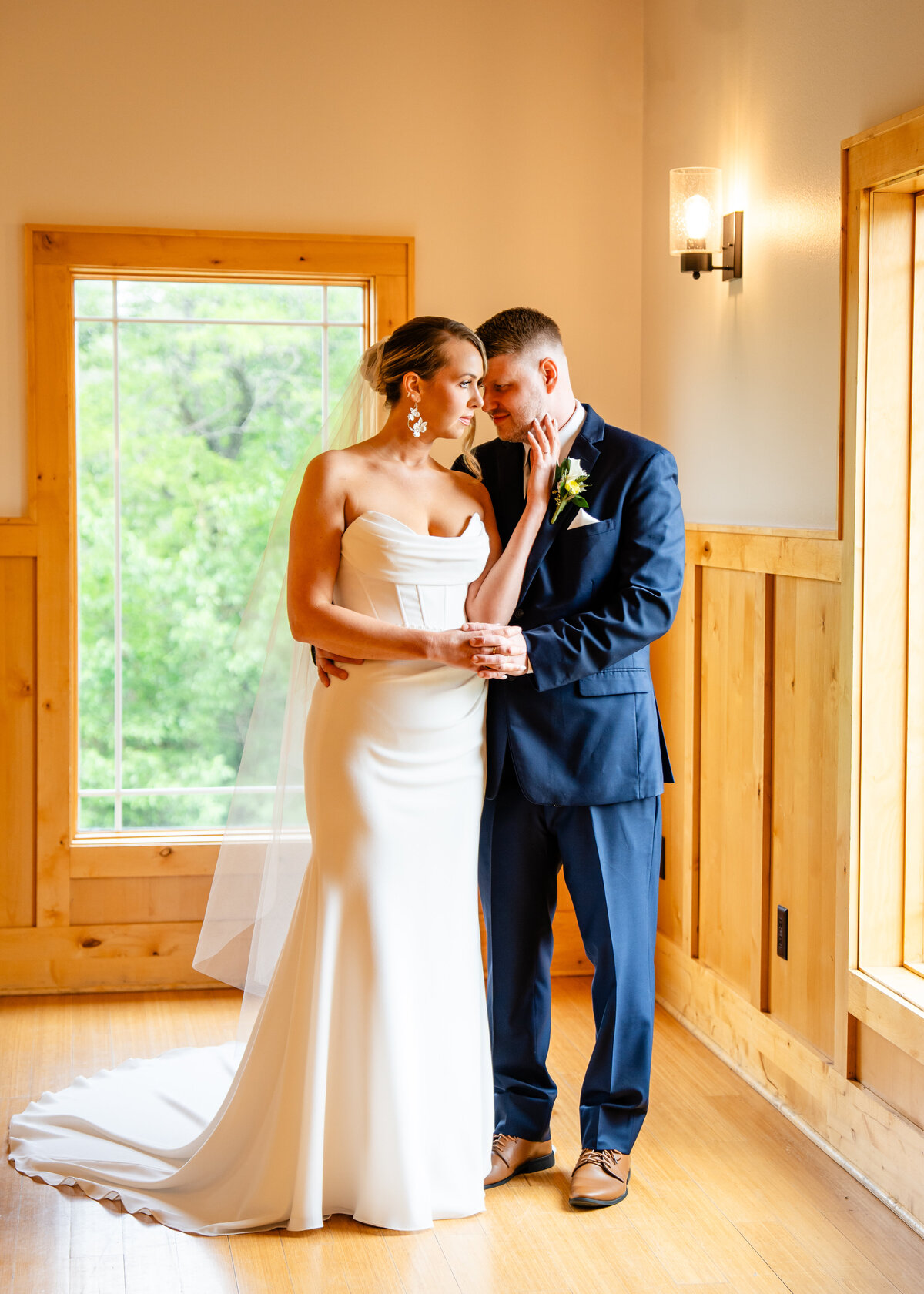 wedding photography Chateau at White Oak wedding venue Des Moines Iowa editorial wedding photography documentary wedding photography