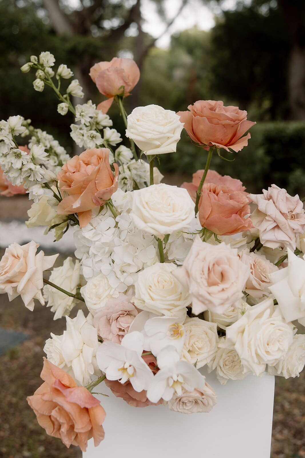 composition-florale-blanche-et-rose