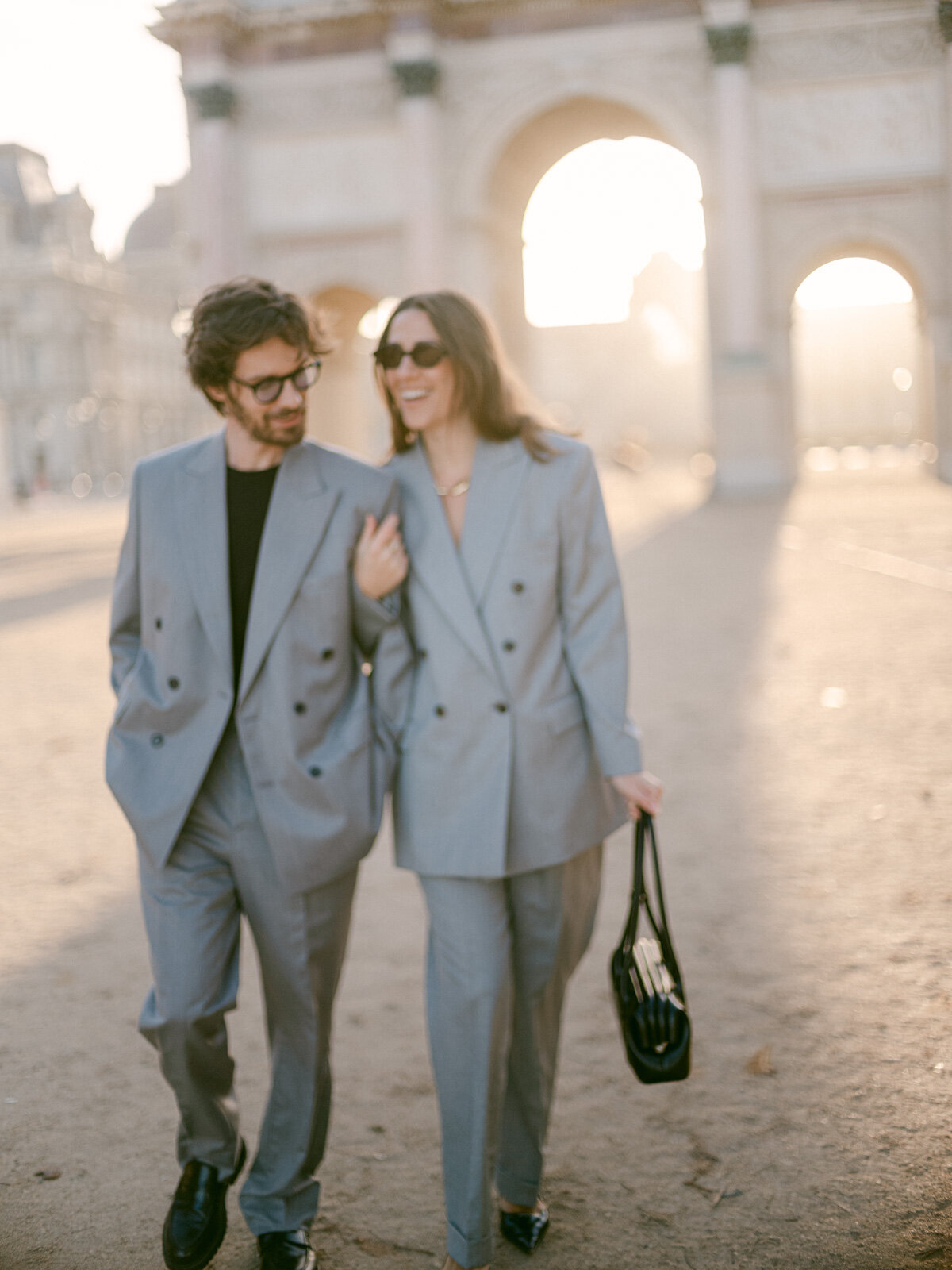Elegant engagement photos in Paris, between the Tuileries Gardens and the Louvre Museum, filled with light and emotion.