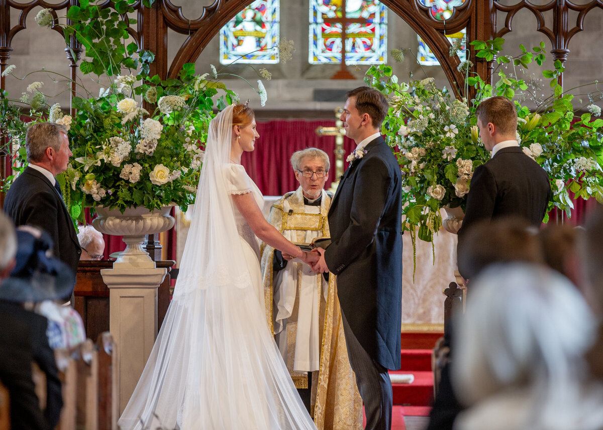 WEDDING CEREMONY IN FRONT OF FLOWERS 