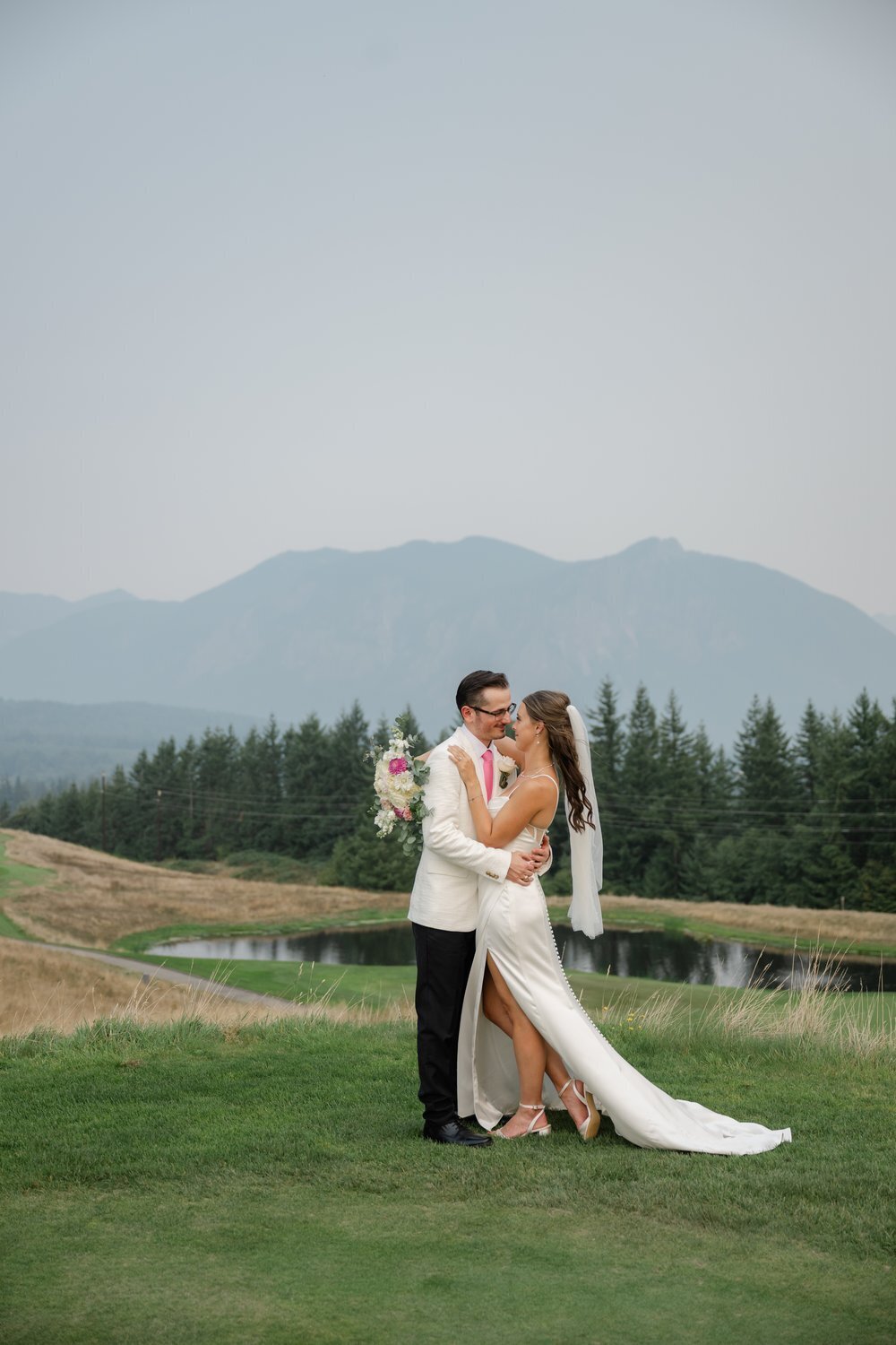 snoqualmie ridge golf course view bride and groom portraits