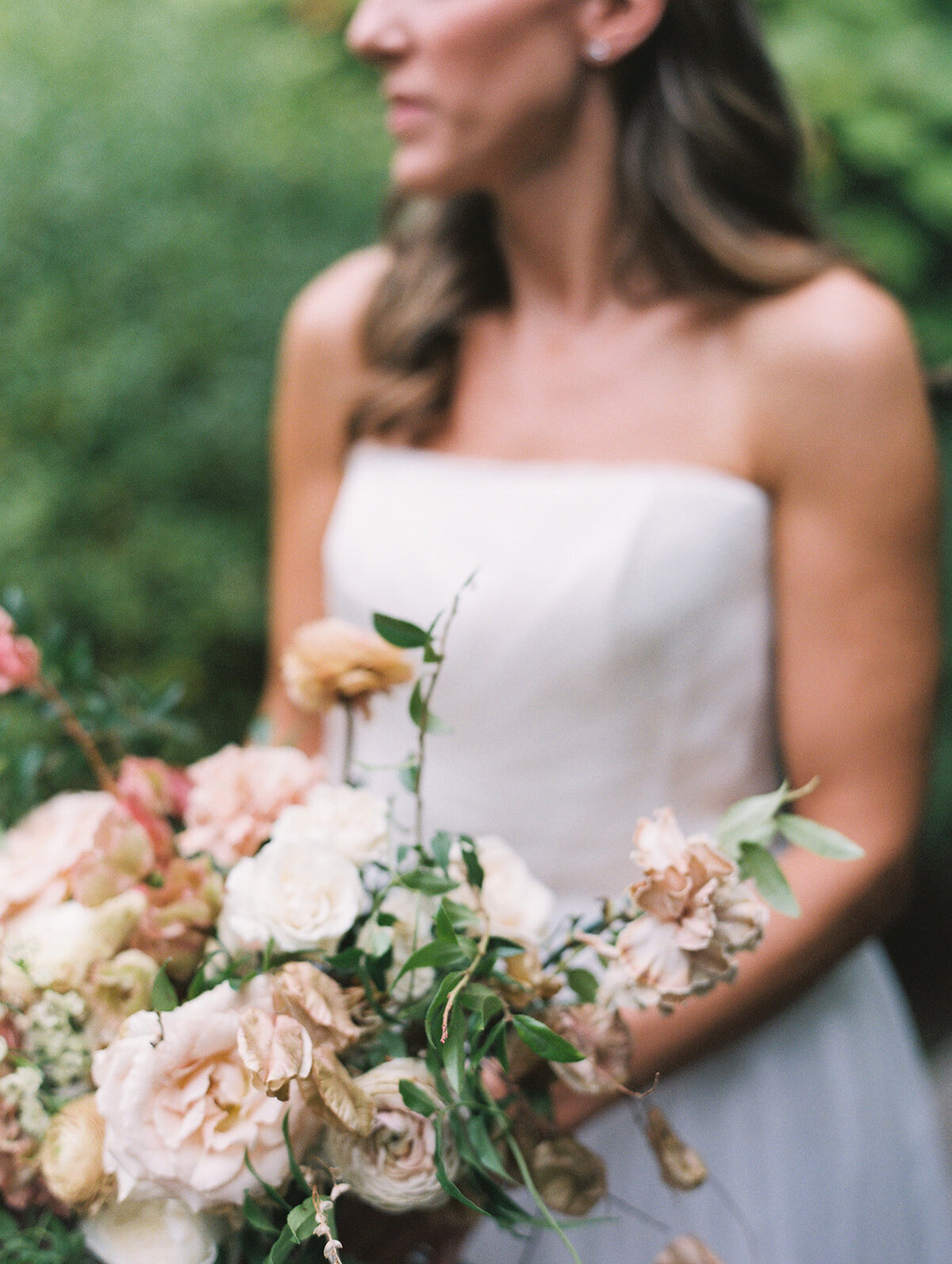 bride-holding-bouquet