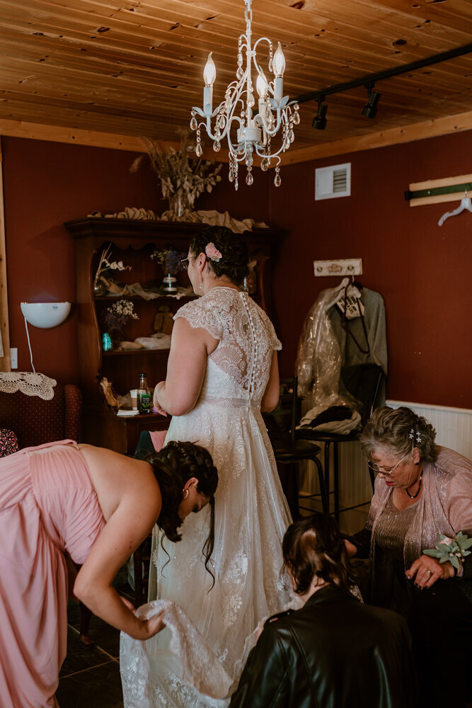 storyteller-collective-photo-co-bride-getting-ready-with-bridal-party-iowa