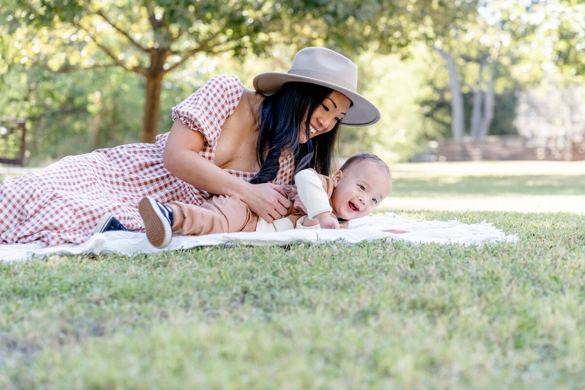 Austin-TX-Fall-Mini-Session-Magnolia-and-Grace-Photography-Co-JessicaL# (1)-7