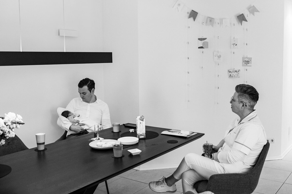 papa en newborn met kraamverzorgster