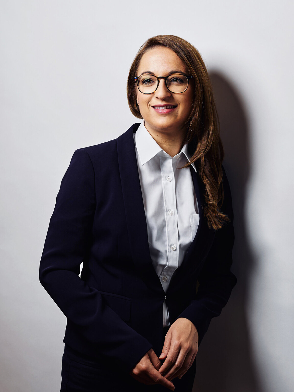Freundliches und professionelles Portrait einer Businessfrau – aufgenommen von Atelier Schulte. Businessfotografie für Personal Branding und Firmenauftritt in Wien und ganz Österreich.