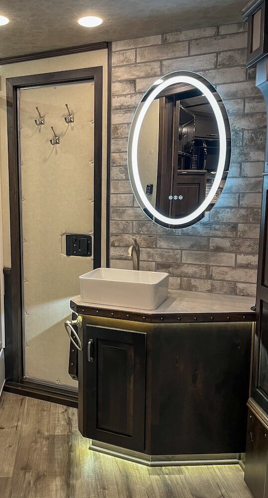 luxury-living-quarter-horse-trailers-trail-boss-conversions-bathrooms-8