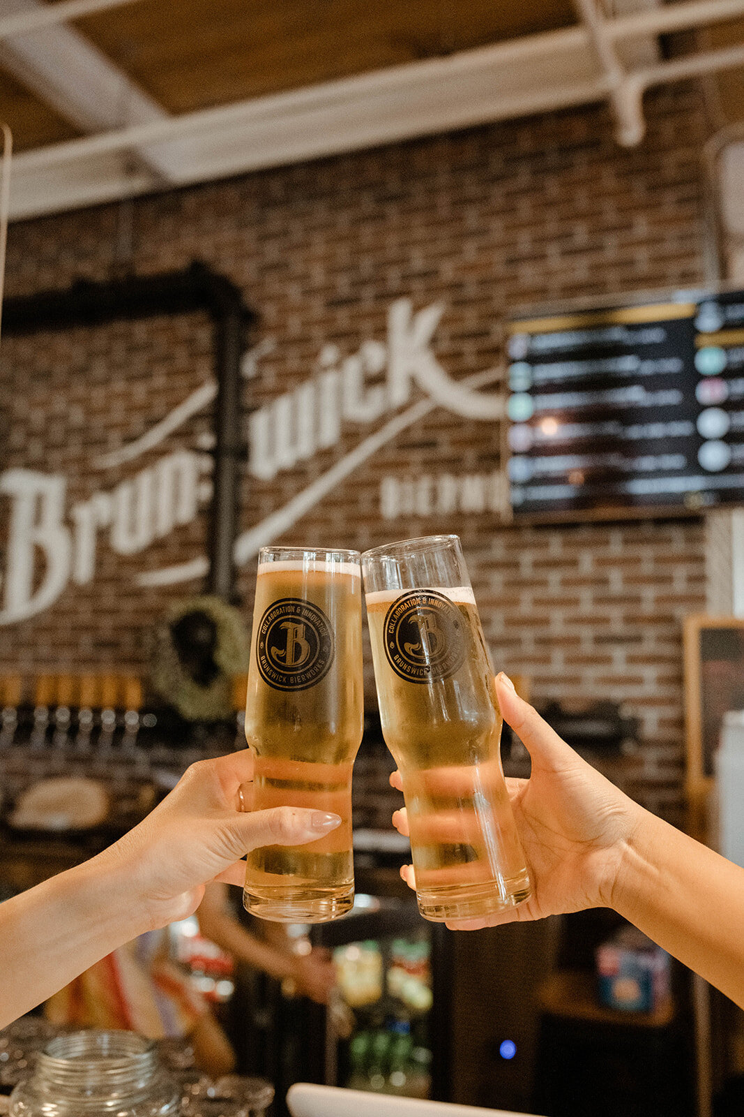 G-toronto-wedding-intimate-brunswick-bierworks-reception-01
