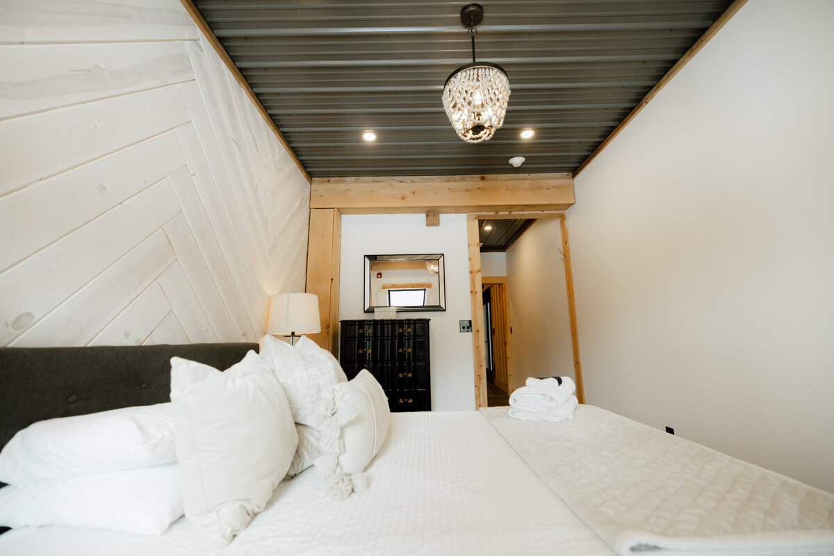 Bear-Ridge-Destination-barndo-suites-rosie-photo-video-6
