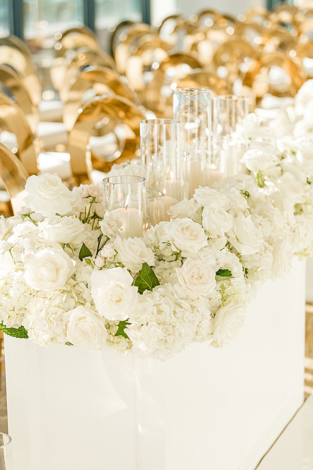white-floral-wedding-centerpiece