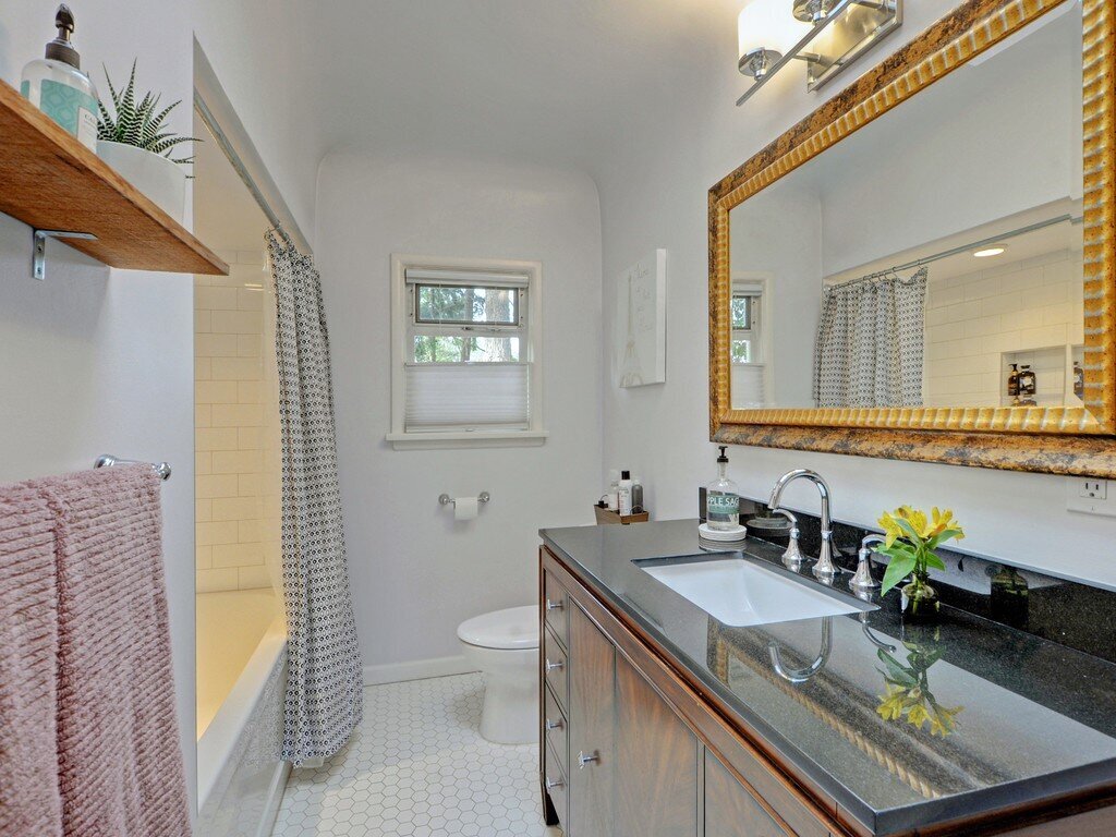 Hanbury Design Co interior design of a mid-century primary bathroom in Victoria, BC