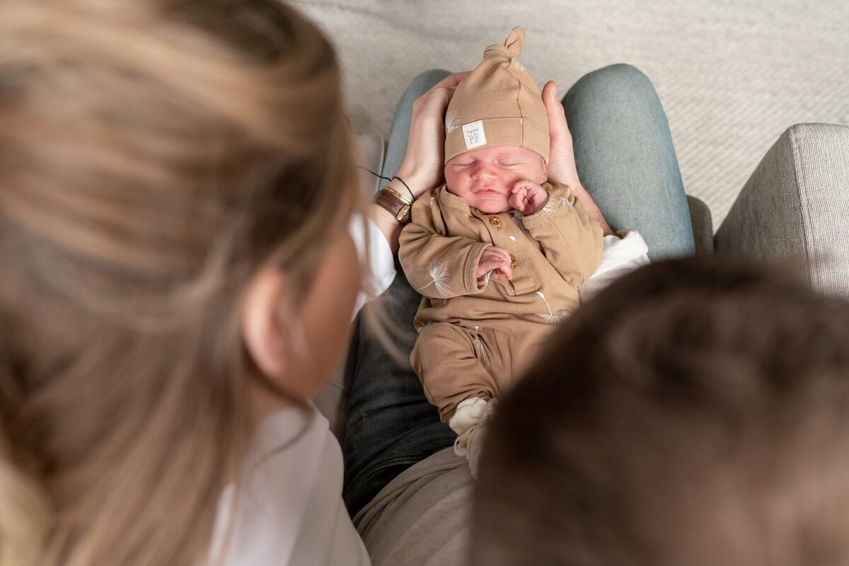 Newbornshoot Groningen Drenthe en Friesland - ouders en pasgeboren baby.