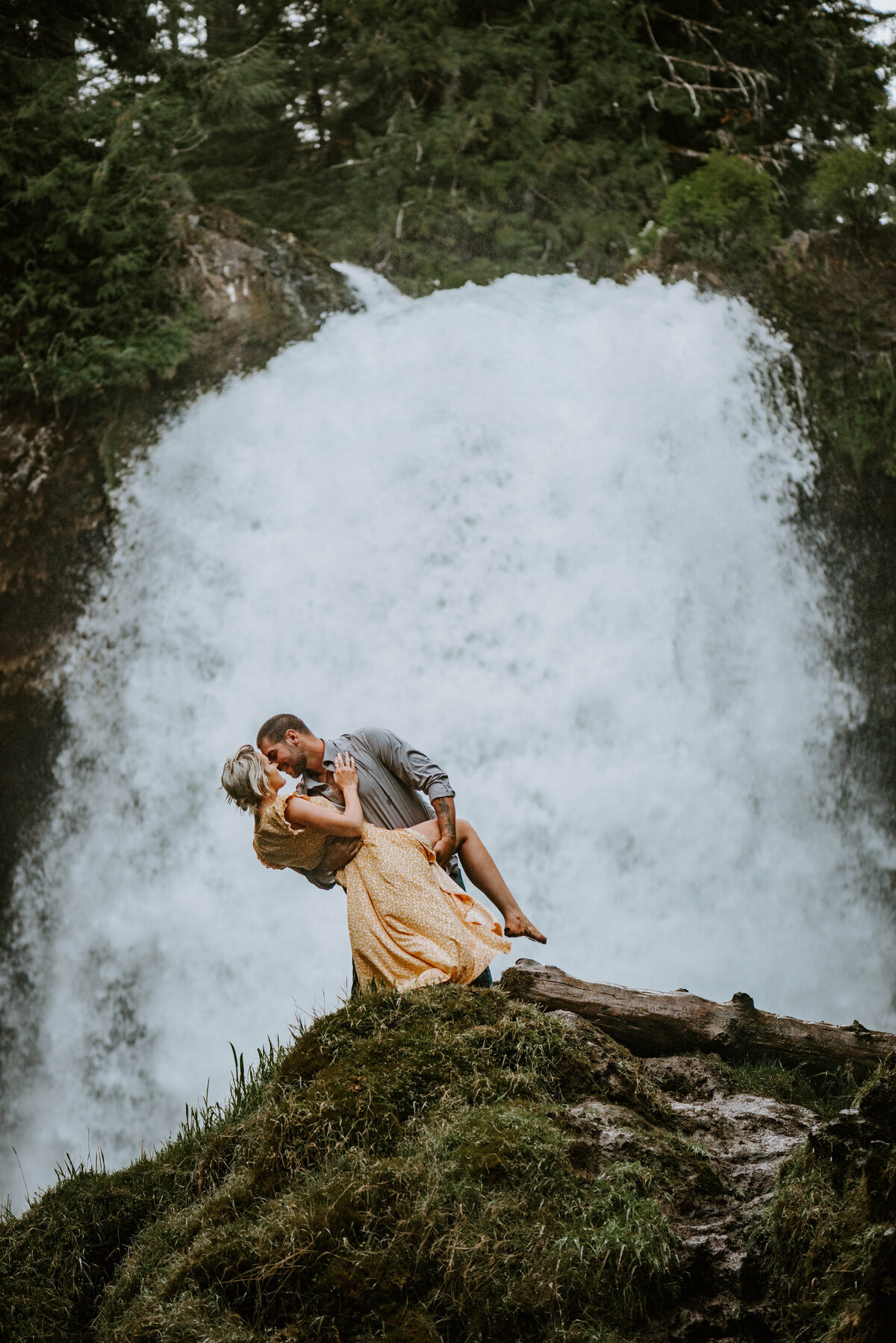 sahalie-falls-oregon-engagement-elopement-photographer-central-waterfall-bend-forest-old-growth-7526
