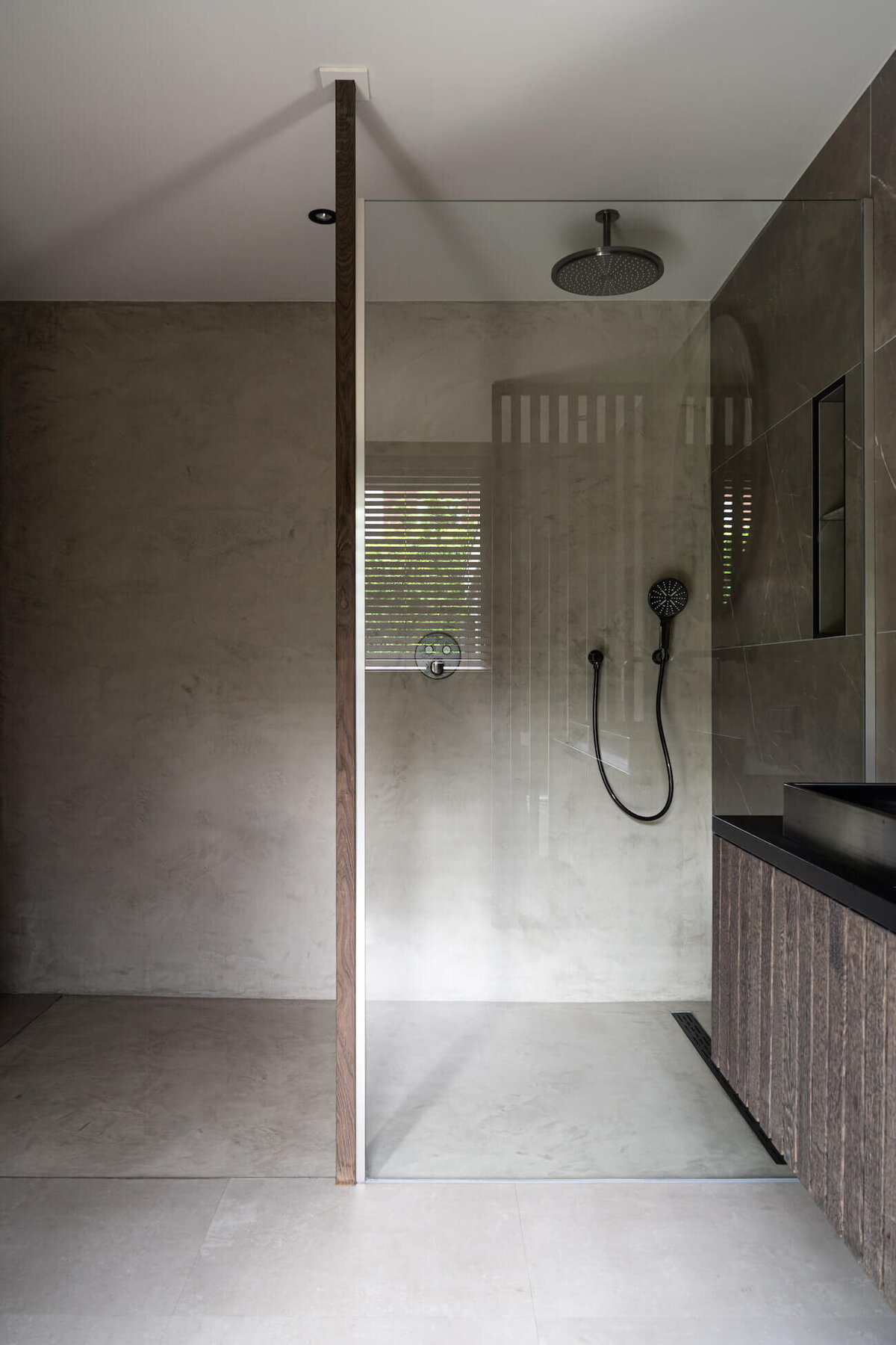 Donker hout badkamer met inloopdouche ontwerp hotel chique Marlinde Interieurontwerp