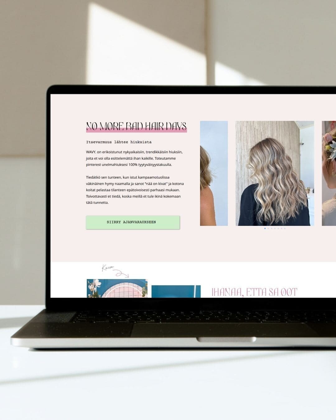 läppäri, jossa kuva wavy nettisivupohjasta