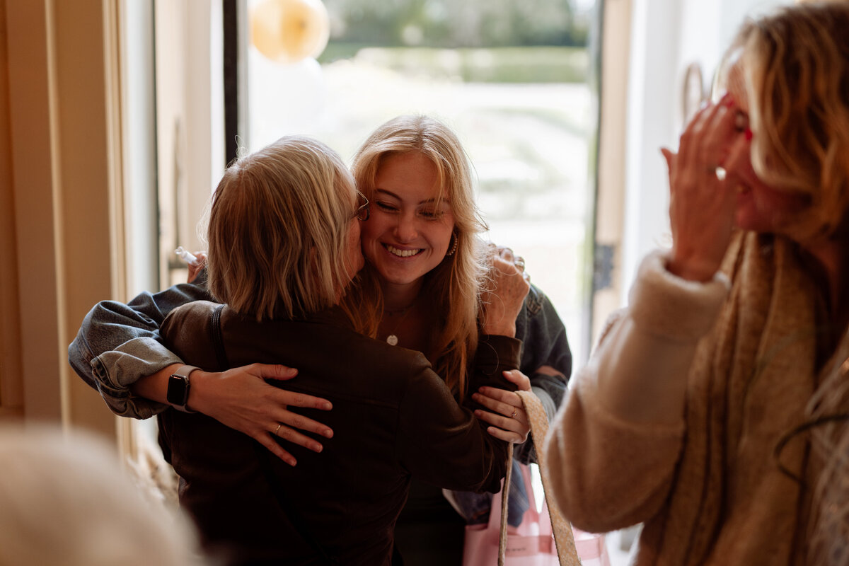 bruiloft-fotograaf-groningen-knuffel-18