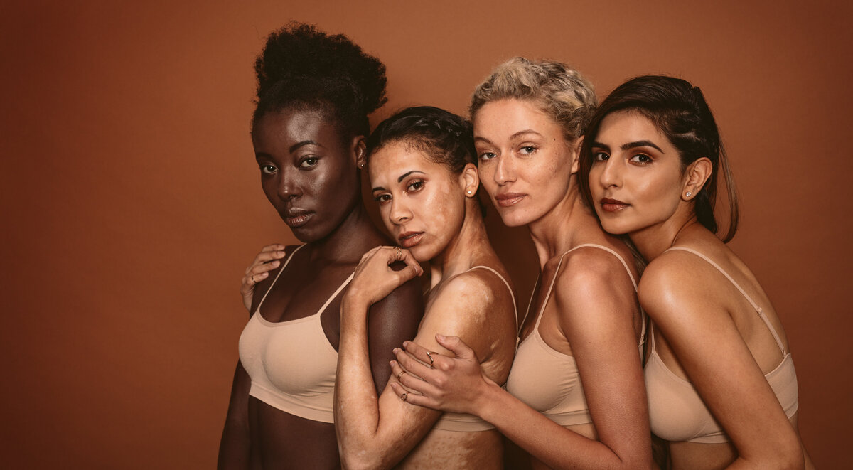 Portrait de quatre femmes avec différents types de peau qui posent avant une séance de dermopigmentation