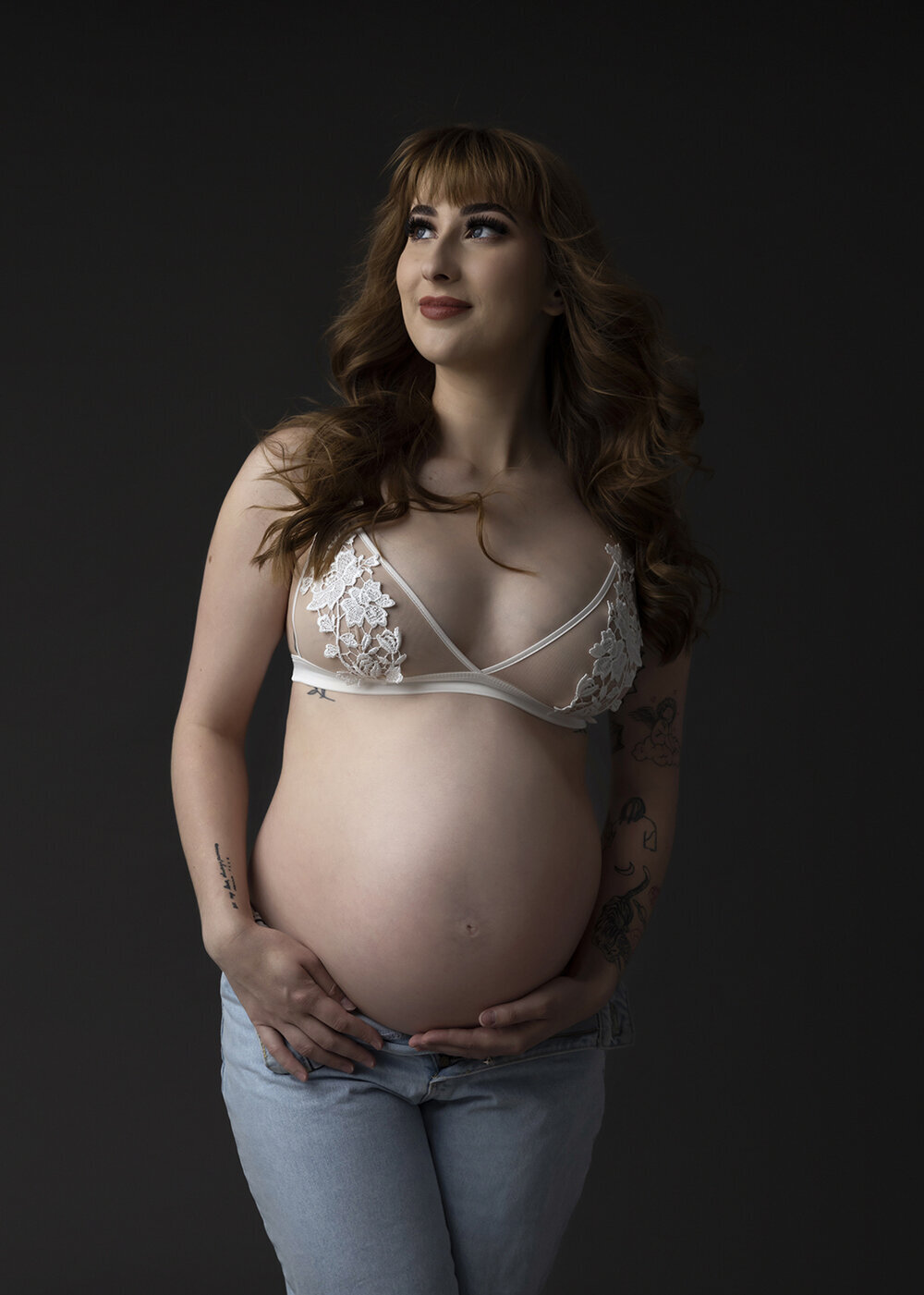MATERNITY_PREGNANTWOMANINJEANSANDBRA