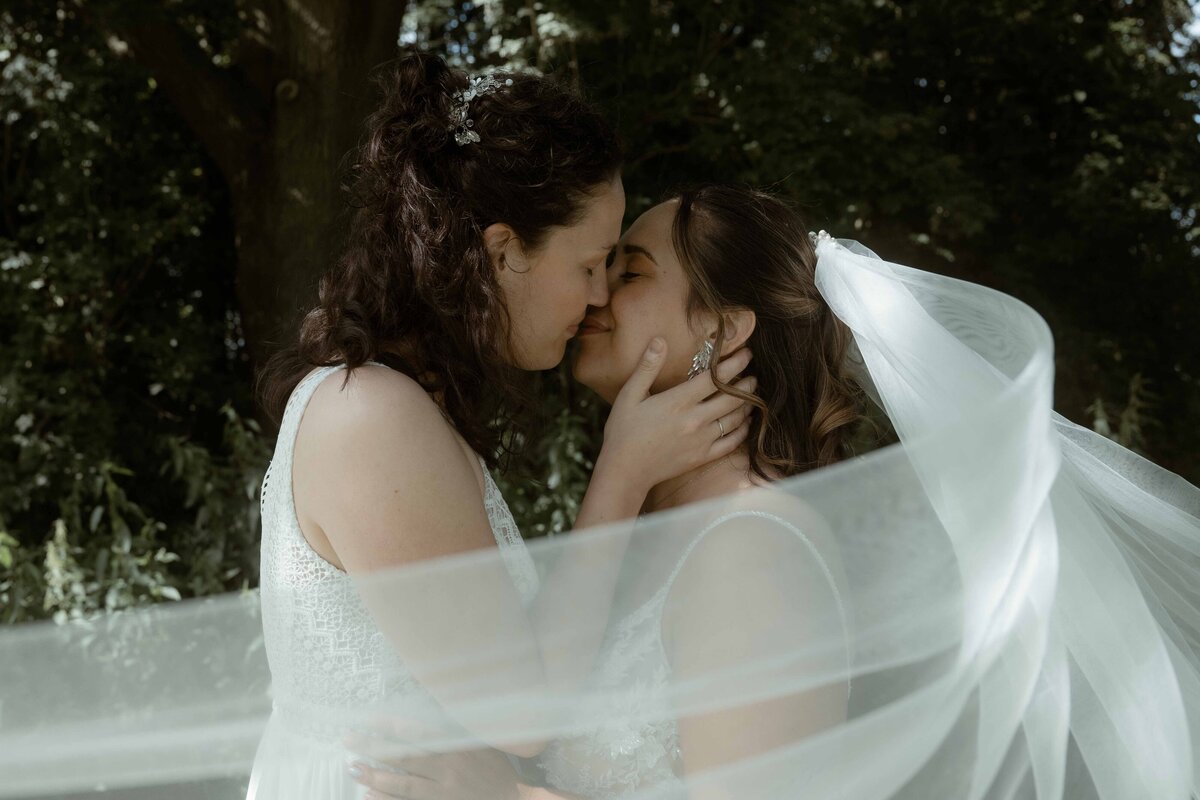 Trouwen-bij-Hoeve-Landzicht-Trouwfotograaf-Lauw-Design-&-Photography_1
