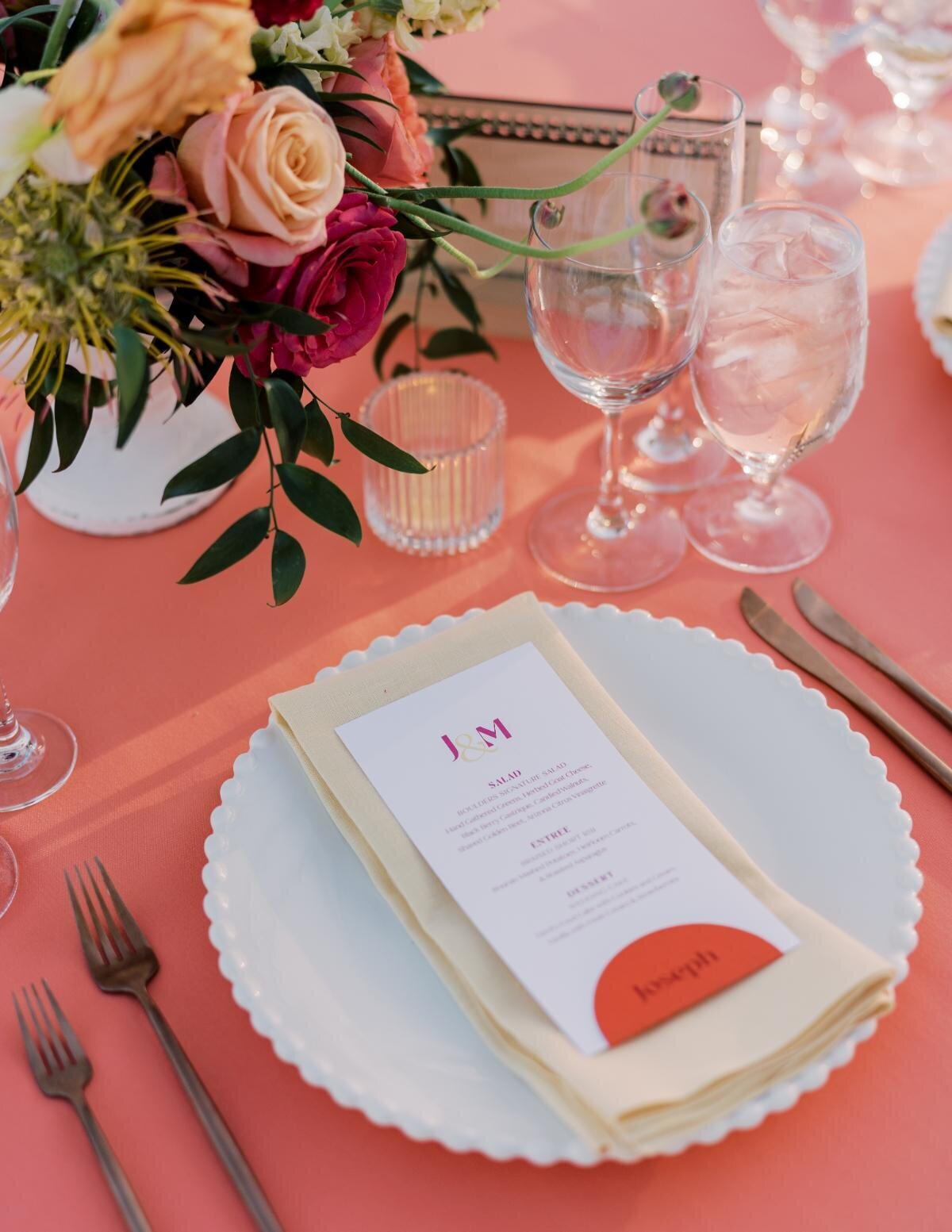 scalloped-white-plate-guest-menu-place-setting