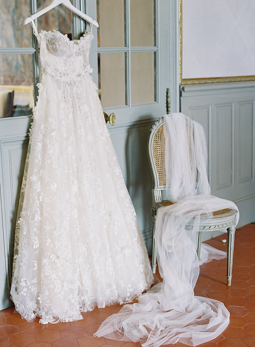 Enchanting wedding dress and veil, Château de Fonscolombe