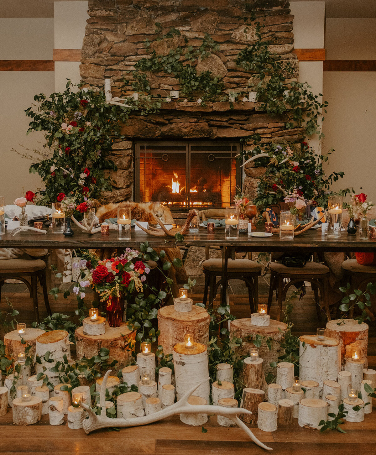 winter-snow-wedding-five-pine-lodge-oregon-venue-february-sun-colorful-western-chic-fur-blankets-candles02756