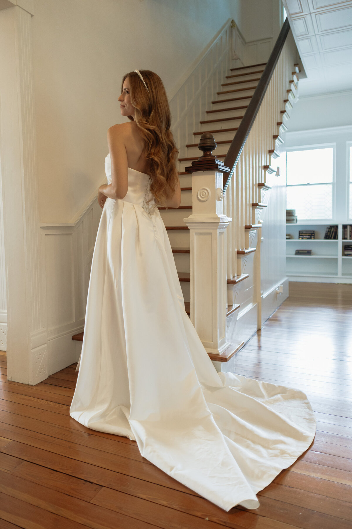 Elegant outdoor wedding surrounded by tropical greenery and historic charm at The Palm Mansion