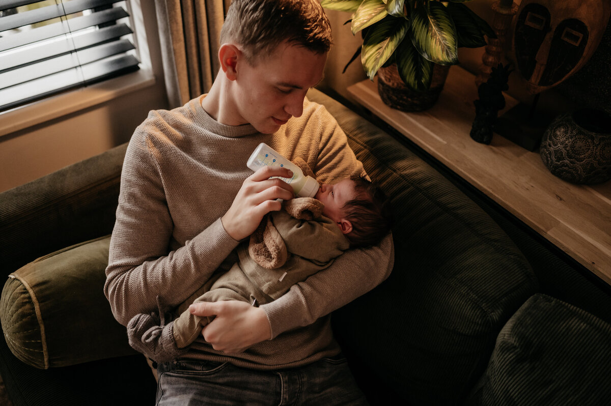 newborn_reportage_thuis_pure_babyfotografie_voeden