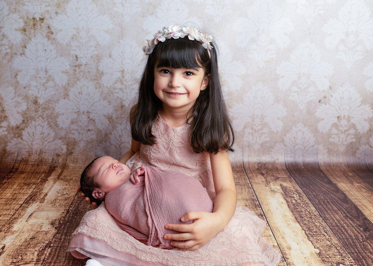 daughter-posing-with-new-baby-sister