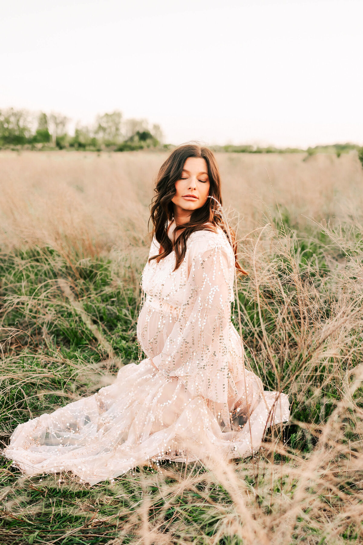 Springfield Mo maternity photographer captures pregnant mom kneeling in grass