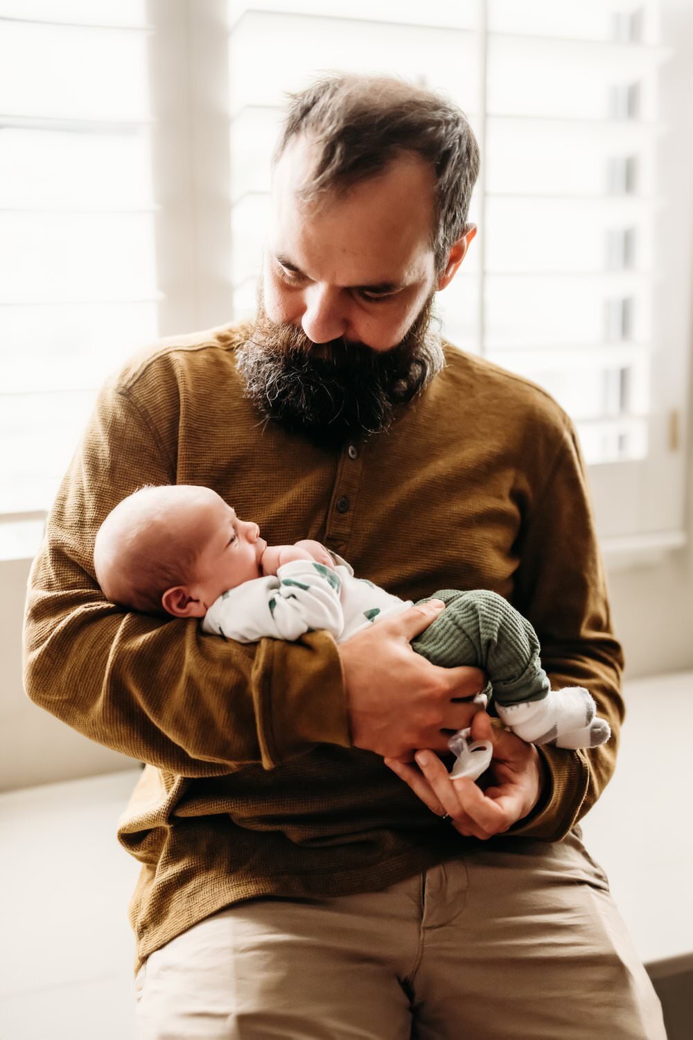 newborn-with-dad-photos