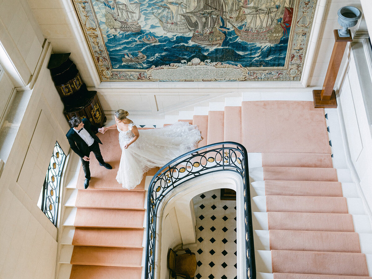 Séance premier regard pour les mariés dans les escaliers d'un château en Bourgogne