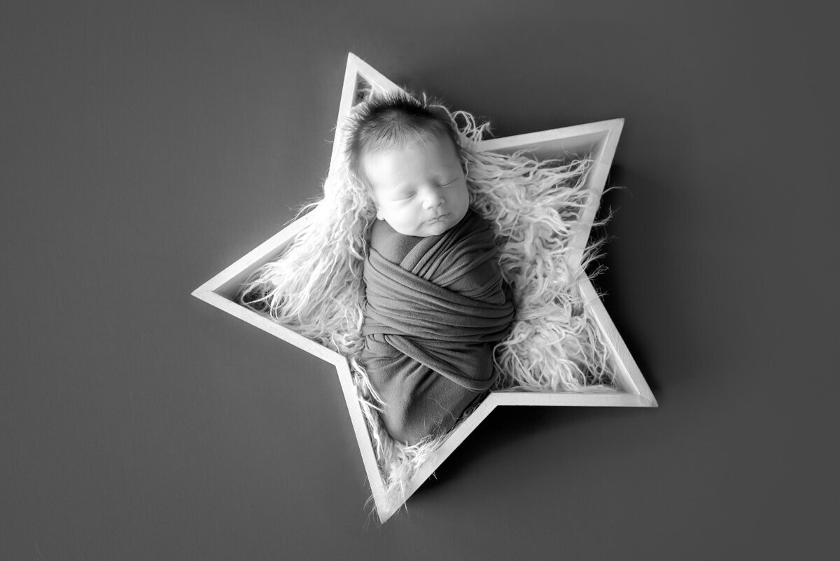 denver-newborn-in-home-star-black-white