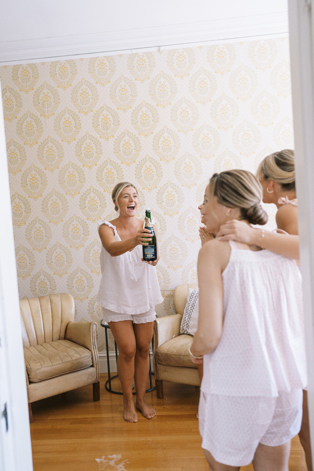 popping-champagne-at-stone-acres-farm-manor-house-jen-strunk-events