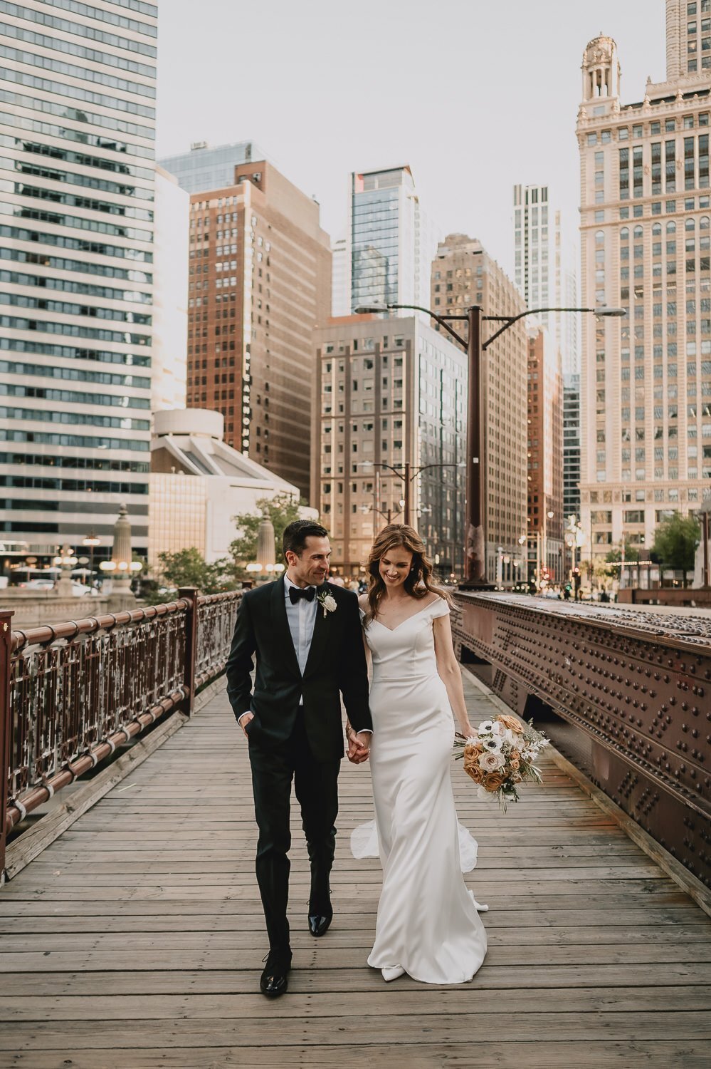 iron-and-honey-photography-north-avenue-beach-wrigley-building-downtown-chicago-elopement-intimate-micro-wedding-photographer-2022-01002