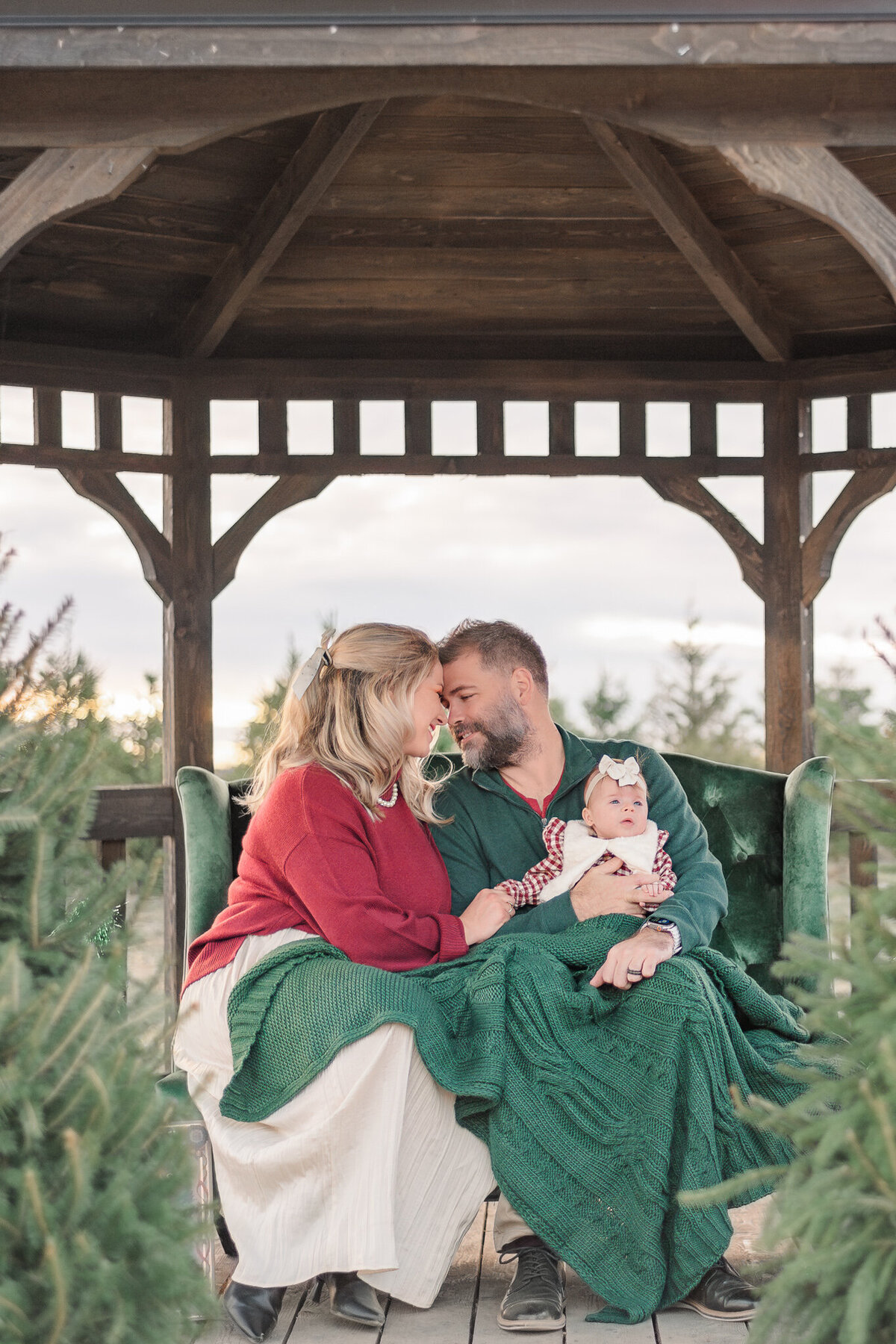 holiday-mini-sessions-wrapped-in-blanket
