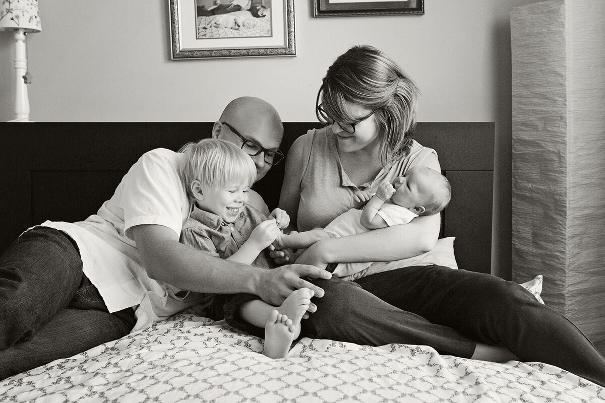 Sara-Knobloch_Matilda-Newborn-Session_0170_bw