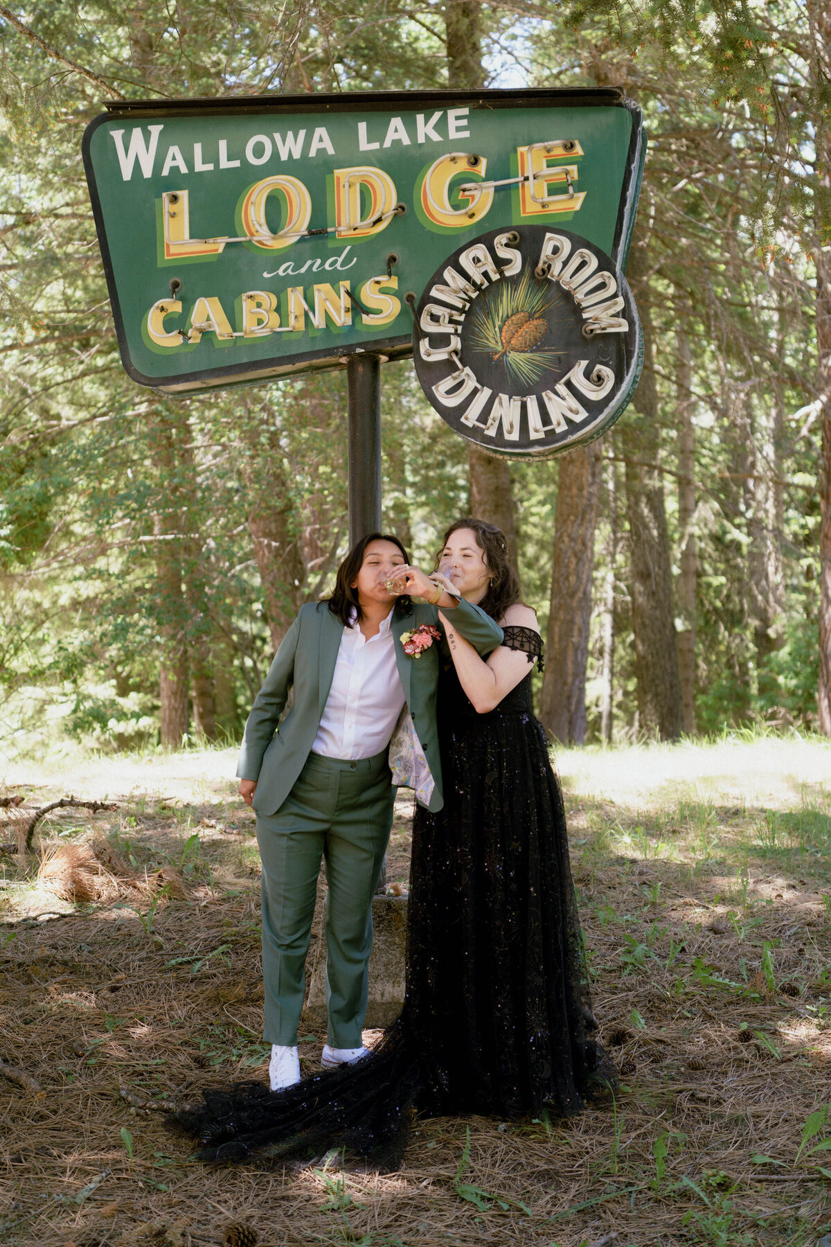 Champagne_Brenda&JanieElopementPhotos_OregonWeddingPhotographer_KuroCreativeHouse-17