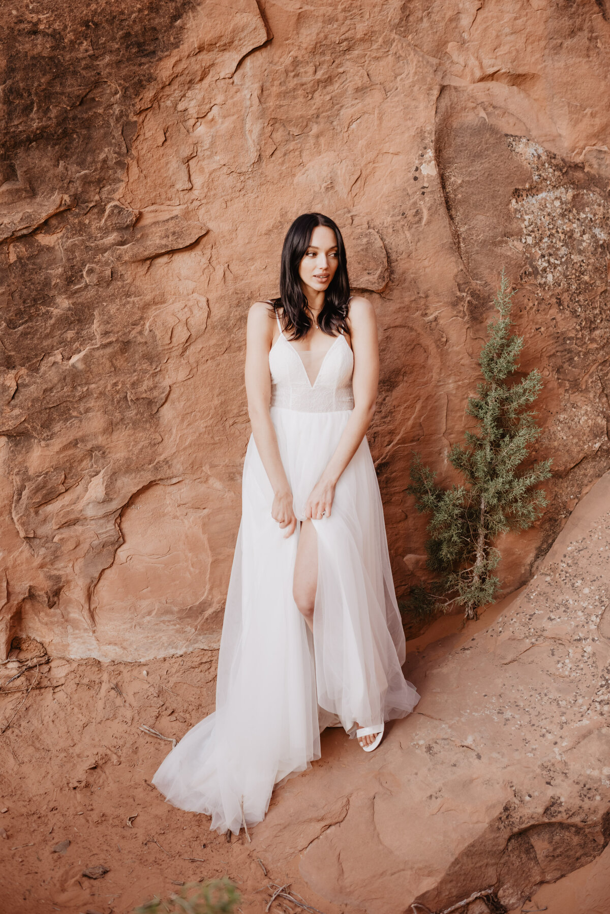 Utah elopement photographer captures bride looking over shoulder