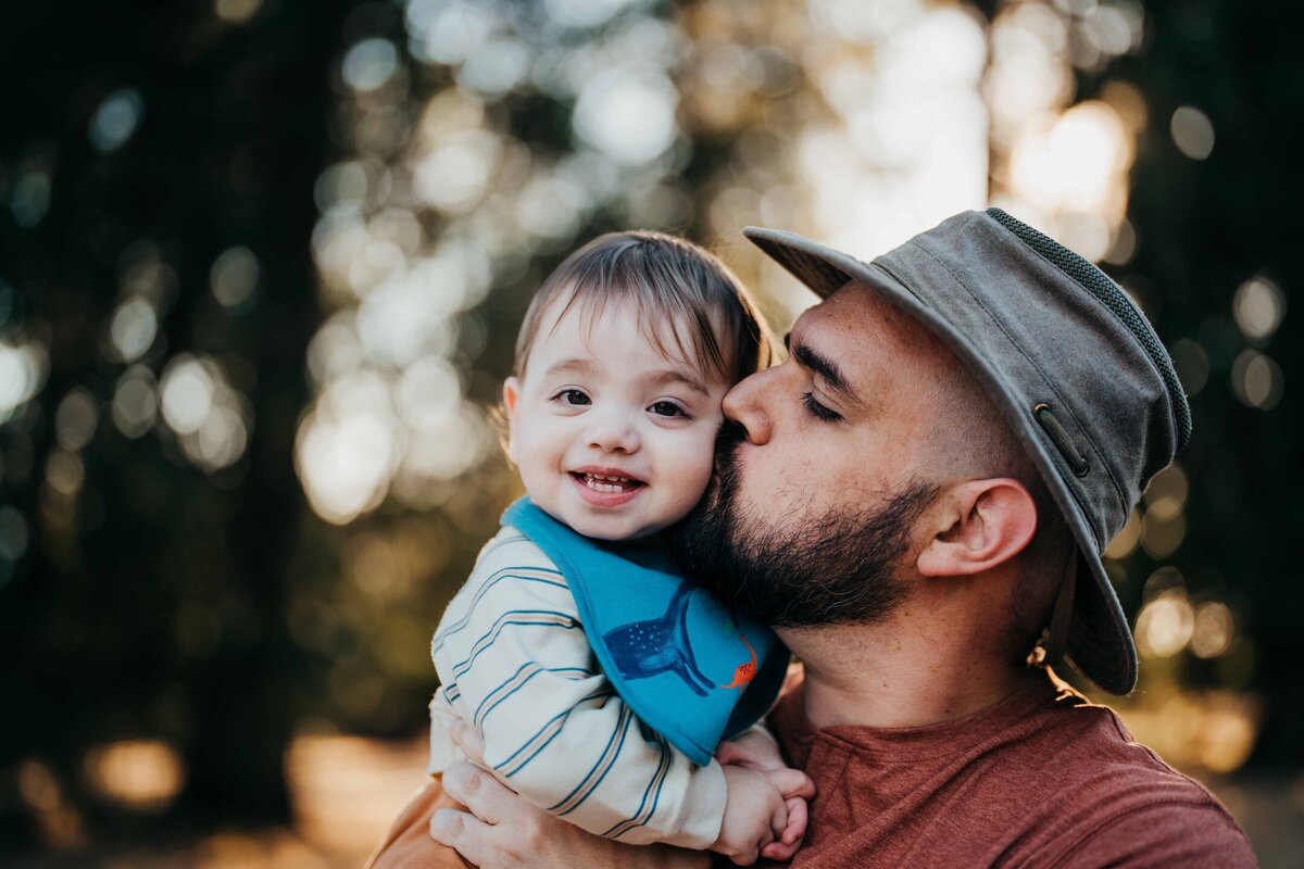 dad-giving-his-son-kisses-in-lincoln-park