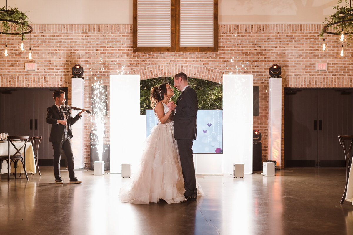 whimsical-wedding-photographer-nj-by-suess-moments-at-the-perona-farms-refinery