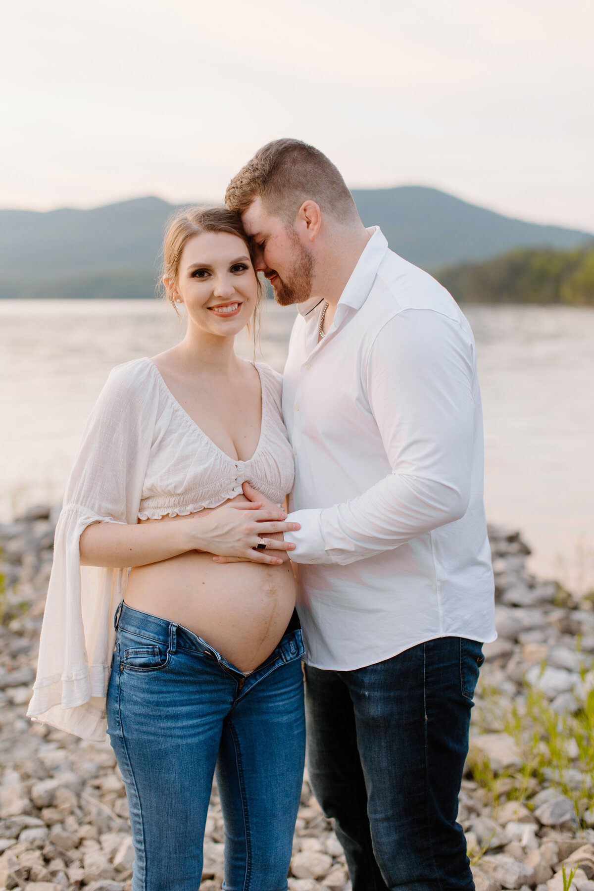 Documentary-Maternity-Session-at-Carvins-Cove-RJ-132