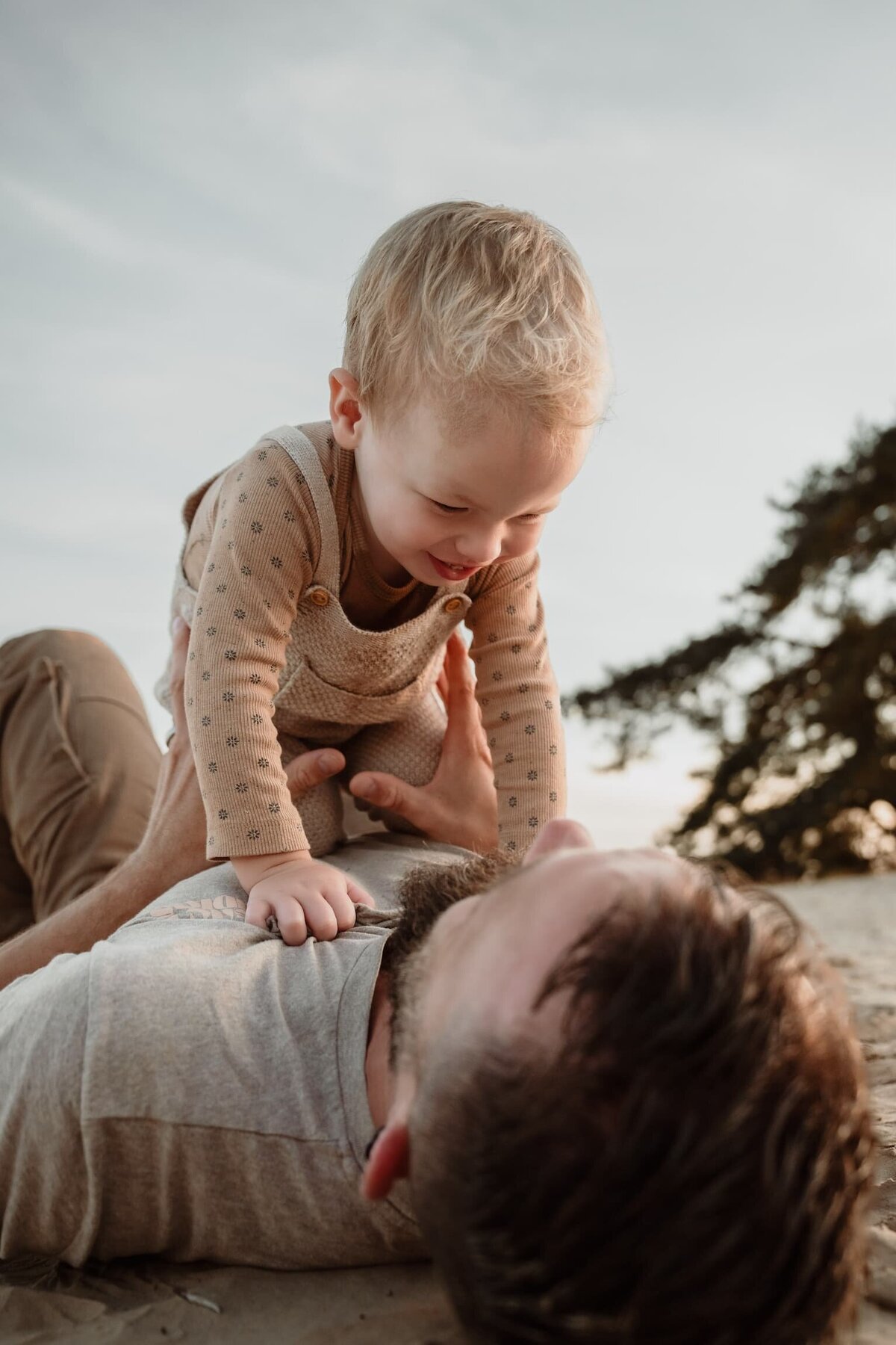 Papa en zoon tijdens gezinsshoot