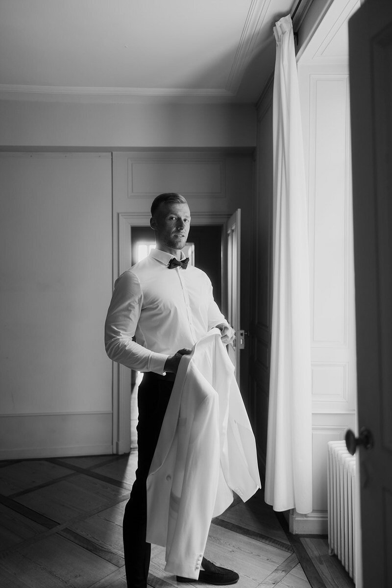 wedding-groom-getting-ready-window-light-laurianevega