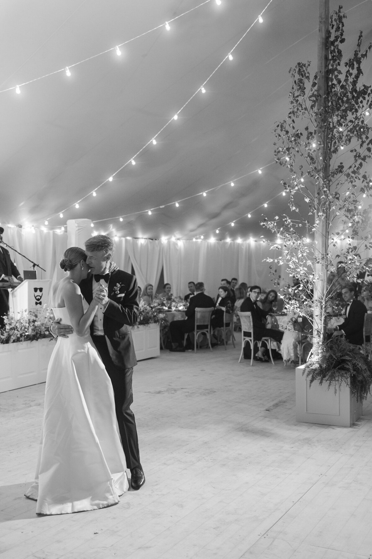 Marthas-vineyard-wedding-planner-kg-events-design-luxury-destination-weddings-private-events-corporate-events-edgartown-ma-event-designer-outdoor-tented-wedding-reception-island-wedding-vogue-wedding-pohogonot-143