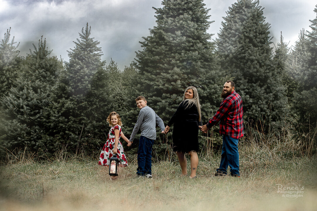 renees-photography-and-designs_christmas-tree-farm_family-children-photoshoot_new-river-valley_blue-ridge-mountains-sm-